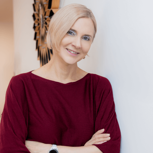 Dr. Katrin Kiehl mit verschränkten Armen lächelt in die Kamera