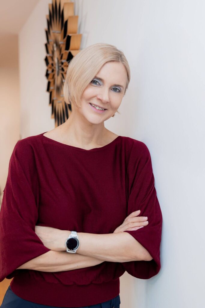 Frau Dr. Kathrin Kiehl mit verschränkten Armen